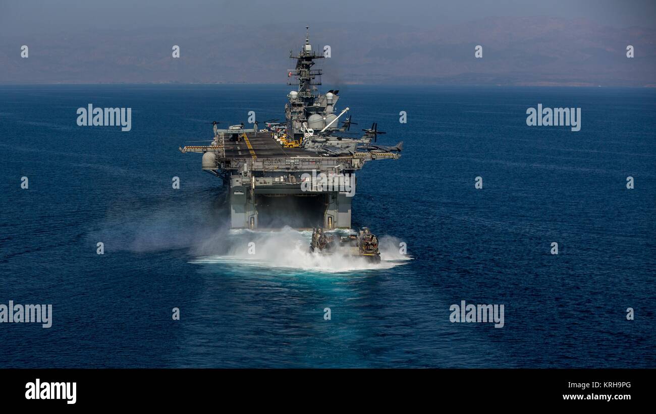 Eine Landing Craft air cushion weicht von der gut Deck der USN Wasp-Klasse amphibisches Schiff USS Makin Island während der Übung Alligator Dolch am 6. Dezember 2016 in das Arabische Meer. Stockfoto