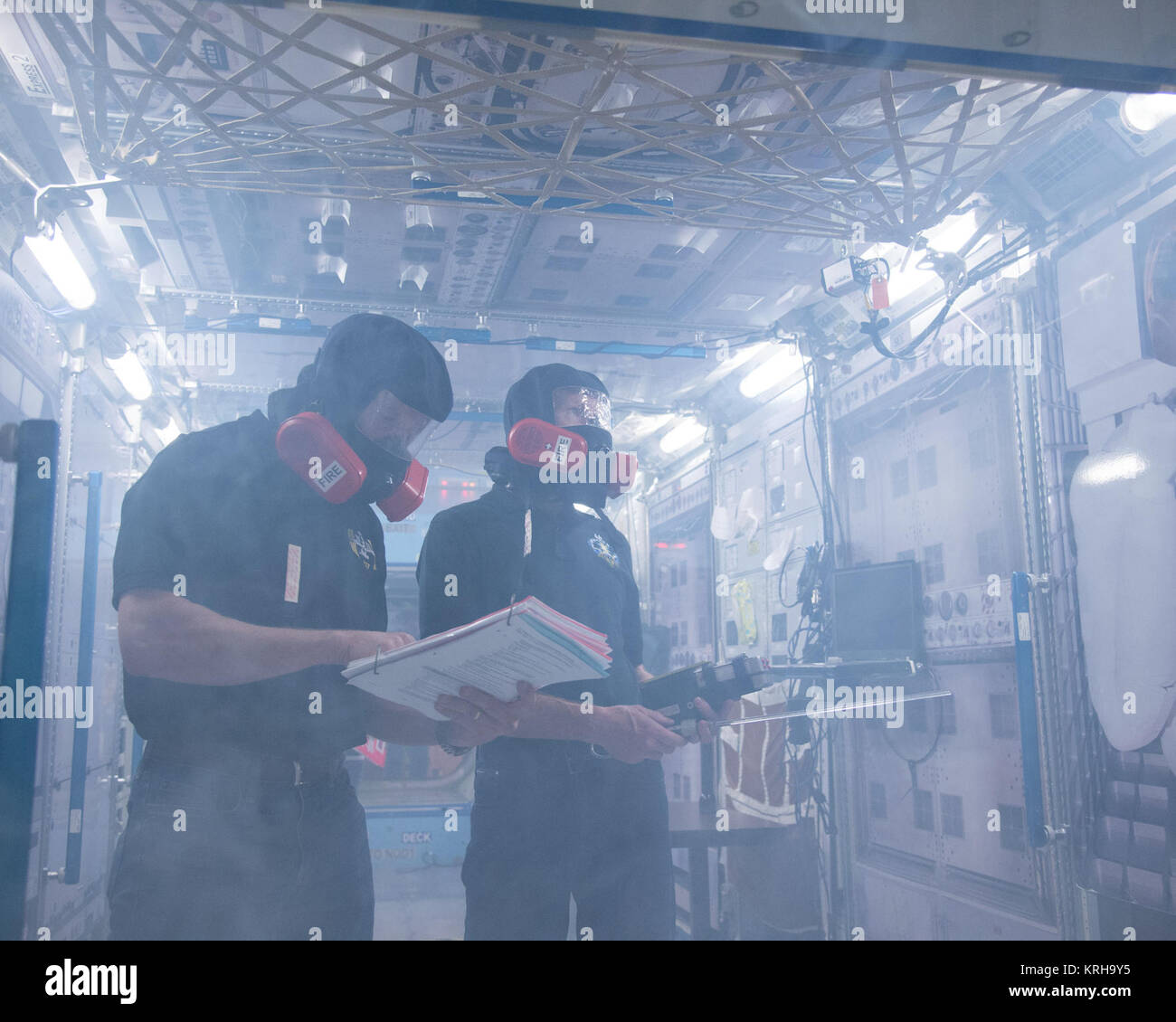 Foto DATE: 01-20-15 LOCATION: Gebäude. 9 NW-ISS Mockups betrifft: Expedition Crew Mitglieder Scott Kelly, Genneady Padalka, Michail Kornienko, Sergej Wolkow mit Tim Kopra, Timothy Peake und Juri Malentschenko im Notfall Szenario 3 Ausbildung in ISS Mockups. Mit Ausbildern Kathy Schraube, Mari Forrestel und Jennifer Buckli. Fotograf: BILL STAFFORD Tim Kopra und Tim Peake während Notfallübungen Stockfoto