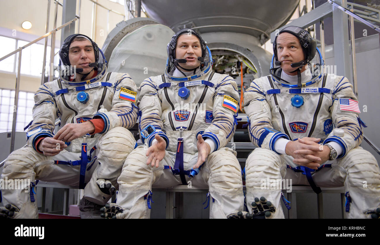 Expedition 43 backup Crew Mitglieder: Der russische Kosmonaut Sergej Wolkow der russischen Föderalen Raumfahrtagentur (Roskosmos), Links, Russischer Kosmonaut Alexei Ovchinin von Roskosmos, Mitte, und der NASA-Astronaut Jeff Williams beantworten Fragen aus der Presse außerhalb der Sojus Simulator vor ihren Sojus Qualifikation Prüfungen, Mittwoch, 4. März 2015, an der Gagarin Cosmonaut Training Centre (GCTC) in Star City, Russland. Photo Credit: (NASA/Bill Ingalls) Expedition 43 backup Besatzungsmitglieder vor der Sojus-TMA Mock-ups in Star City, Russland Stockfoto