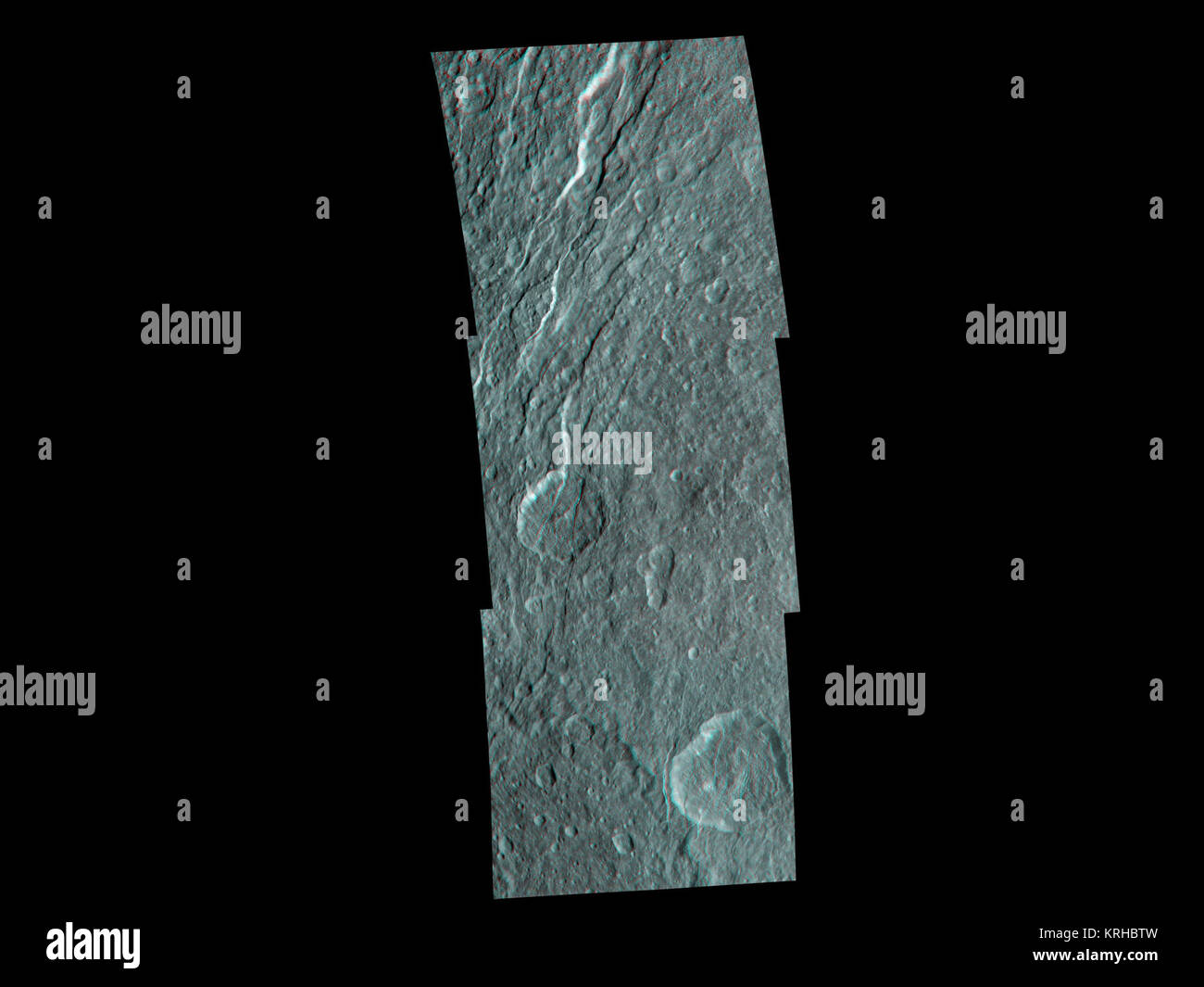 Wispy Frakturen durch Kratern terrain Cut auf dem Saturnmond Rhea in dieser hohen Auflösung, 3-D-Bild von der NASA-Raumsonde Cassini. Das Bild zeigt ein Detail vorher nicht gesehen. Das 3-D-Ansicht ist ein Mosaik aus 11 verschiedenen schwarze und weiße Bilder, die aus leicht unterschiedlichen Blickwinkeln aufgenommen wurden. Die Bilder sind so verknüpft, dass das linke und das rechte Auge des Betrachters, bzw. und separat, siehe eine linke und eine rechte Bild der schwarzen und weißen Stereopaar Wenn durch rot-grün-Brille. Obwohl Rhea's Oberfläche ist meist dicht Verkratert, was auf eine geringe geologische Evolution, Stockfoto