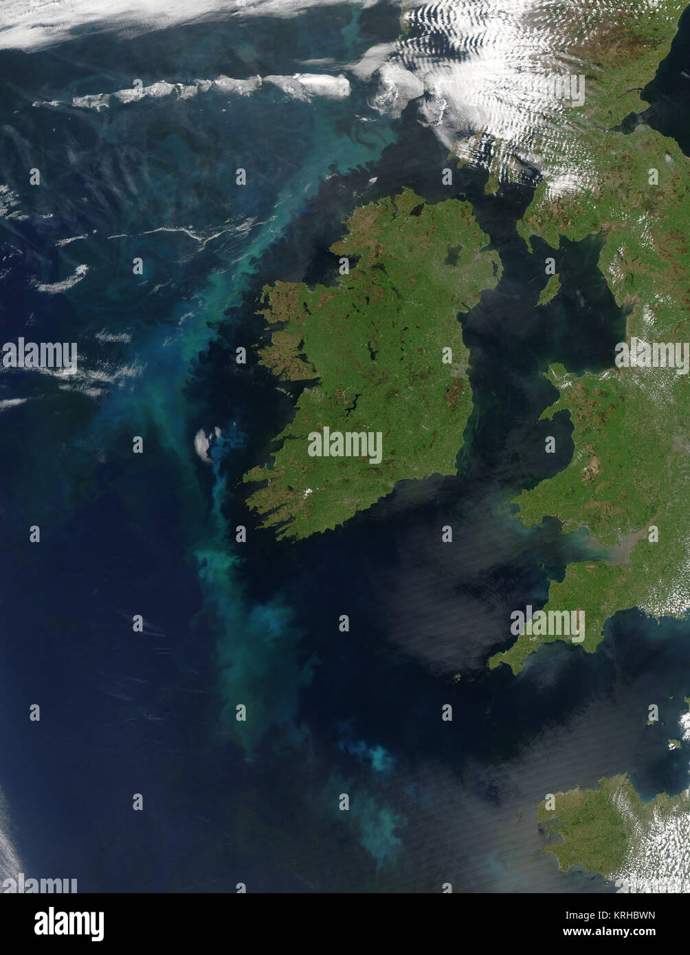 Wirbelnde Wolken von Blau und Grün im Atlantischen Ozean westlich von Irland am 2. Juni 2006 leuchtet, wenn der Moderate Resolution Imaging Spectroradiometer (MODIS) modis.gsfc.nasa.gov auf der NASA-aqua.nasa.gov/ Aqua Satelliten dieses Bild aufgenommen. Der Ozean ist normalerweise schwarz in True-color, Foto - wie Sat-Bilder wie diese hier, aber ein großer Phytoplankton bloom das Wasser Fastenzeit seine strahlend blauen und grünen Farbtönen. Phytoplankton sind mikroskopisch kleine Pflanzen, die in der sonnendurchfluteten Oberfläche Wasser des Ozeans wachsen. Wenn genug der Pflanzen an einem Ort wachsen, die Blüte kann vom Weltraum aus gesehen werden. Neben Färbung oc Stockfoto