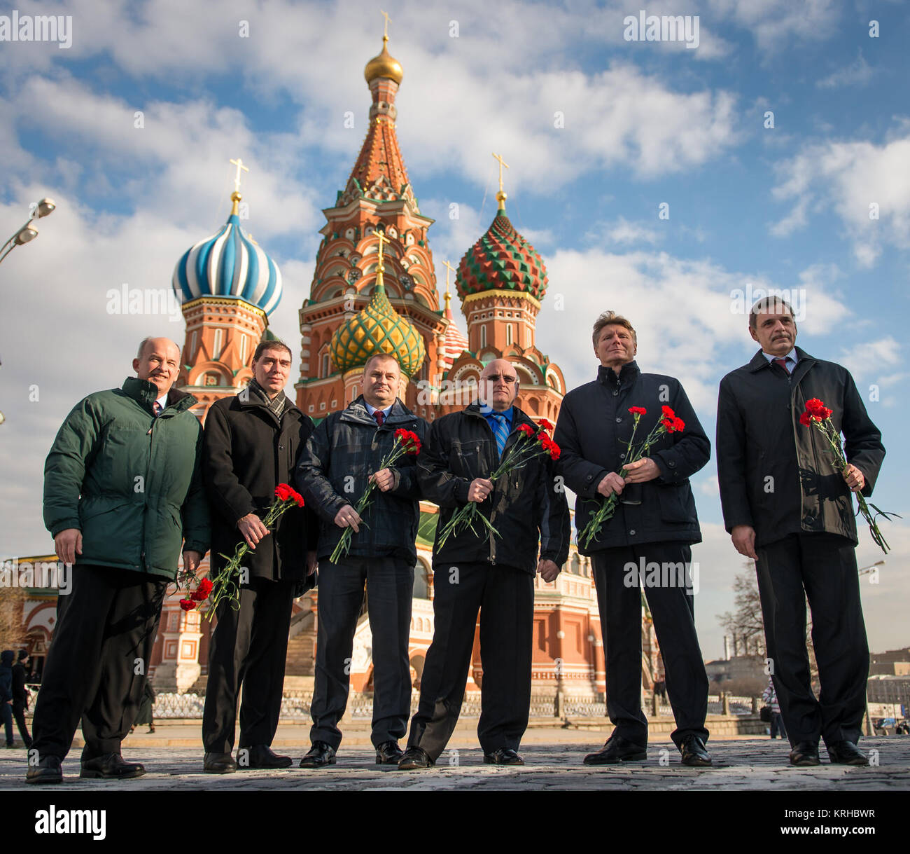 Expedition 43 Prime und backup Besatzungen Pose für ein Foto vor der Basilius Kathedrale in Moskau als Teil der traditionellen Pre-Launch-Zeremonien, von links, Expedition 43 backup Crew-Mitglieder zusammen; NASA Astronaut Jeff Williams, russischer Kosmonaut Sergei Volkov des russischen Federal Space Agency (Roskosmos), russischer Kosmonaut Alexei Ovchinin von Roskosmos, Expedition 43 erstklassige Crew-Mitglieder; NASA Astronaut Scott Kelly, russischer Kosmonaut Gennady Padalka von Roskosmos und russische Kosmonaut Mikhail Kornienko von Roskosmos, Freitag, 6. März 2015. Kelly, Padalka und Kornienko bereiten Stockfoto
