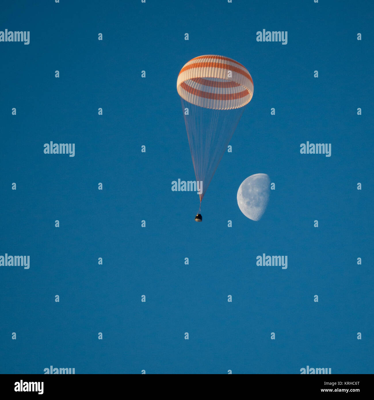 Die Sojus TMA-14 M Sonde wird gesehen, wie es landet mit Expedition 42 Commander Barry Wilmore der NASA, Alexander Samokutyaev der russischen Föderalen Raumfahrtagentur (Roskosmos) und Elena Serova von roskosmos in der Nähe der Stadt Zhezkazgan, Kasachstan am Donnerstag, 12. März 2015. NASA-Astronaut Wilmore, russische Kosmonauten und Serova Samokutyaev kehren nach fast sechs Monaten die Internationale Raumstation, wo sie als Mitglieder der Expedition 41 und 42 Besatzungsmitglieder an Bord serviert. Photo Credit: (NASA/Bill Ingalls) Expedition 42 Sojus TMA-14M Landung (201503120101 HQ) Stockfoto