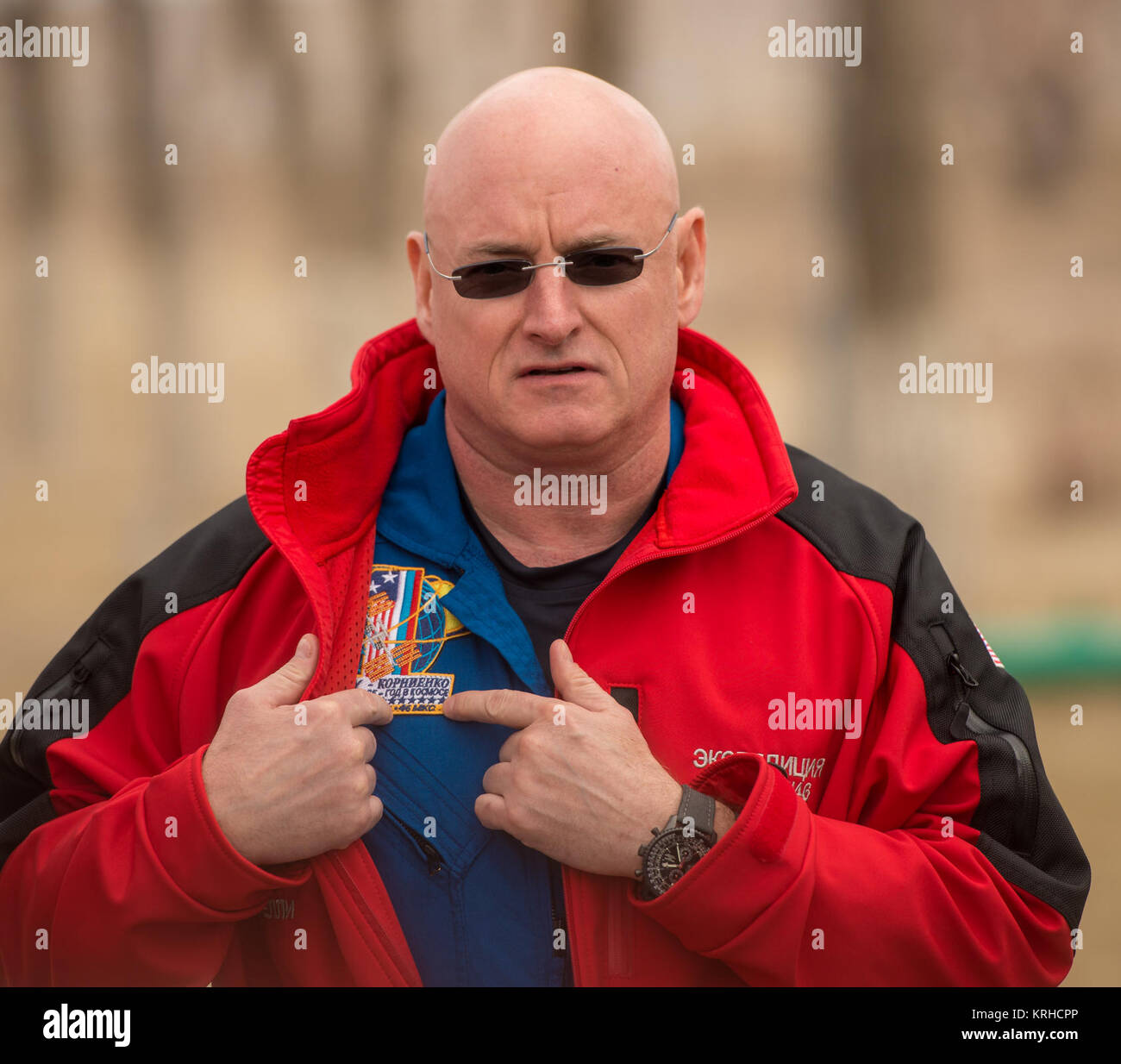 Expedition 43 NASA-Astronaut Scott Kelly beschreibt seine Einjährige mission Patch für Mitglieder der Presse während der Tag, Samstag, März 21, 2015 an der Kosmonaut Hotel in Baikonur, Kasachstan. Kelly, und russische Kosmonauten Michail Kornienko, Gennadi Padalka und der russischen Föderalen Raumfahrtagentur (Roskosmos) sind geplant, um die Internationale Raumstation in der Sojus TMA-16M Raumschiff zum Start vom Kosmodrom Baikonur in Kasachstan am 28. März, Kasachisch Zeit (März 27 Eastern Time.) Da die einjährigen Crew, Kelly und Kornienko zu Masse an Sojus TMA-18M im März 2016 zurück. Photo Credit: Stockfoto
