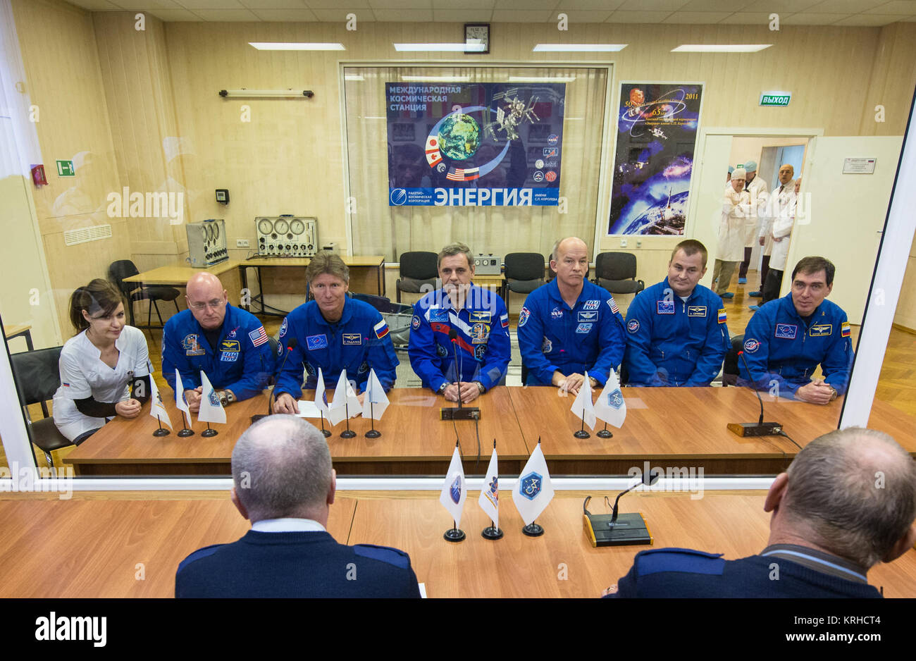 Expedition 43 erstklassige Besatzung: NASA Astronaut Scott Kelly, sitzt links, und russische Kosmonauten Gennadi Padalka und Mikhail Kornienko der russischen Federal Space Agency (Roskosmos), backup Crew-Mitglieder: NASA Atronaut Jeff Williams, Alexey Ovchinin und Sergei Volkov von Roskosmos, sitzen, sprechen Sie mit Raum-Beamten vor dem Ausführen ihrer Endkontrolle des Raumschiffs Sojus TMA - 16 M, Montag, 23. März 2015 am Weltraumbahnhof Baikonur in Kasachstan. Kelly, Kornienko und Padalka sollen zur internationalen Raumstation ISS in das Raumschiff Sojus TMA - 16 M vom Weltraumbahnhof Baikonur in K zu starten Stockfoto