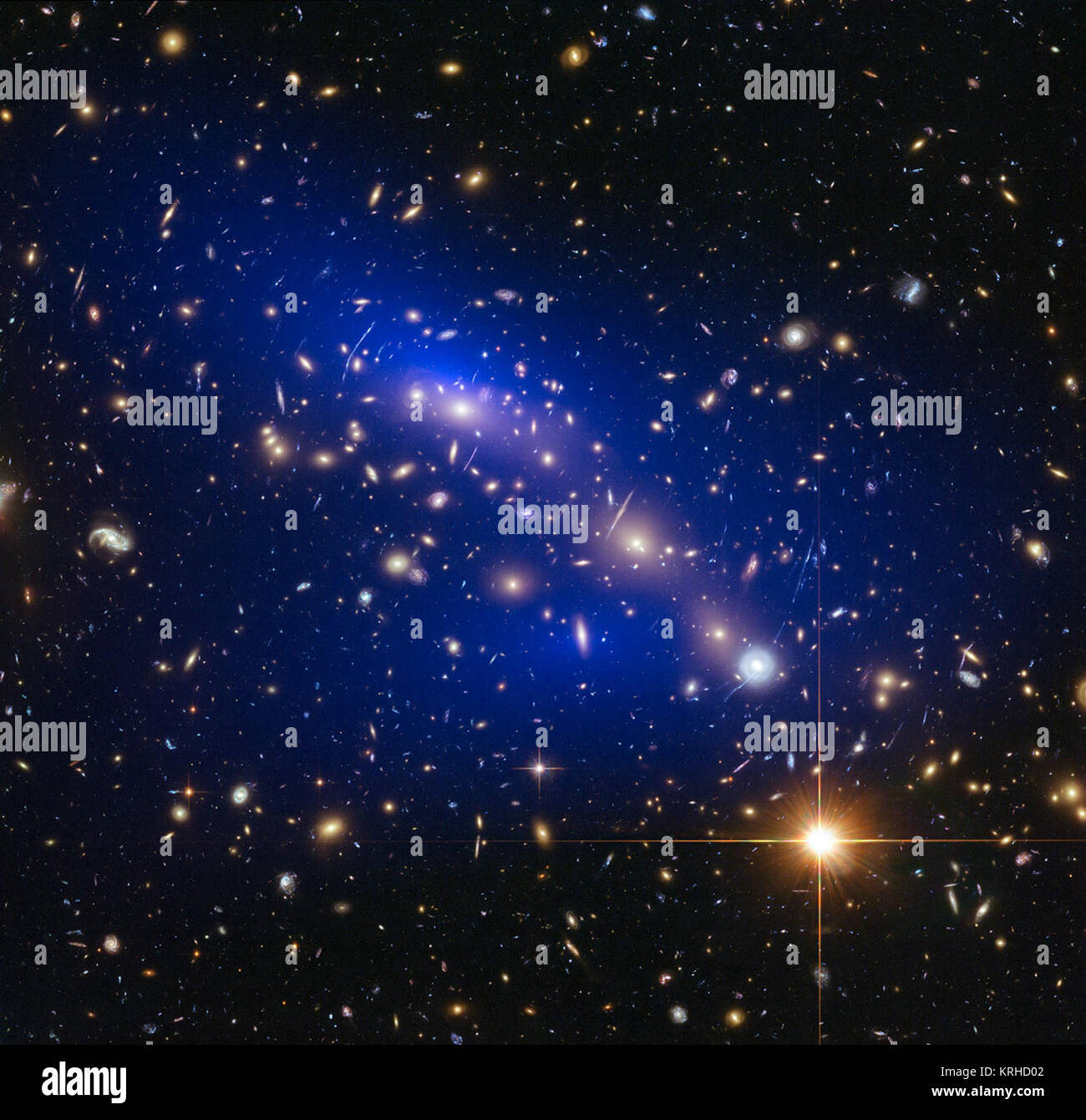 Dies ist ein NASA/ESA Hubble Space Telescope Bild der Galaxienhaufen MACS J 0416.1 - 2403. Gezeigt in Blau auf dem Bild ist eine Karte der Dunklen Materie innerhalb der Cluster gefunden. Dieser Cluster wurde Teil einer Studie von 72 Galaxienhaufen Kollisionen, welche die dunkle Materie interagiert mit anderen dunkle Materie bestimmt noch weniger als bisher gedacht. MACS J 0416.1-2403-Hubble (Röntgen) Stockfoto