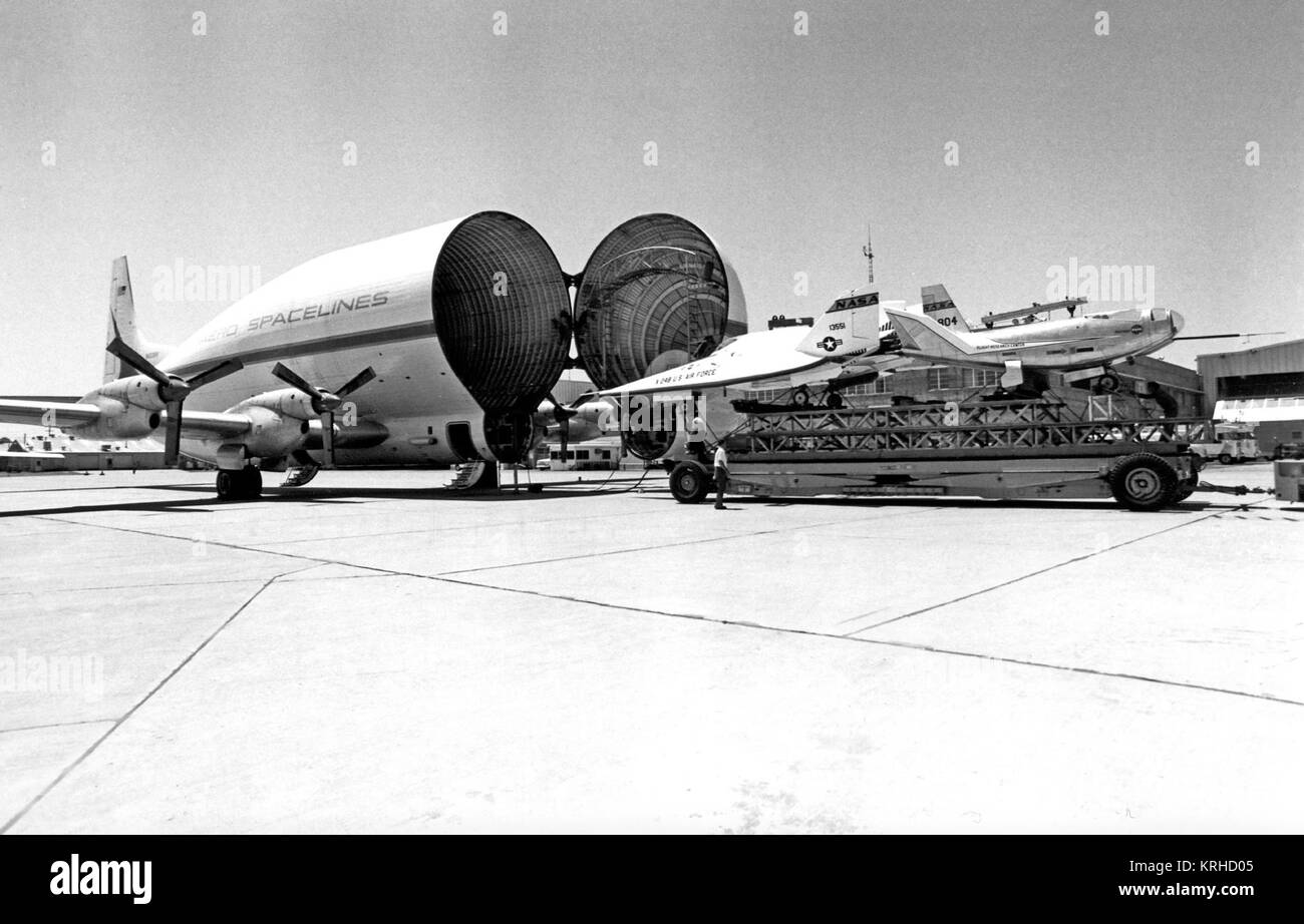 E 76-30317 Die Aero Spacelines B 377-SGT Super Guppy war Dryden im Mai 1976 der X-24 und HL-10 lifting Organe aus der Mitte der Fähre auf die Air Force Museum, Wright-Patterson Air Force Base, Ohio. Die übergrossen Cargo Aircraft ist eine weitere Modifikation der B 377 PG Schwangere Guppy, der outsized Cargo für die NASA Apollo Programm zu transportieren, vor allem Teile der Saturn 5 Raketen vom Hersteller zu Cape Canaveral. Die ursprünglichen Guppy Änderung aufgenommen die Flügel, Motoren, untere Rumpf und Leitwerk aus einer Boeing 377 Stratocruiser mit einem riesigen Rumpf m Stockfoto