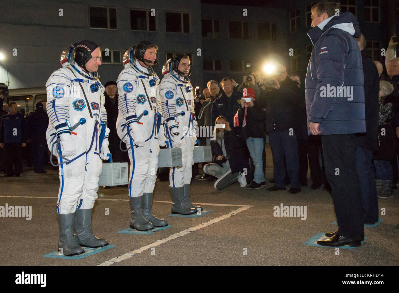 Expedition 43 NASA Astronaut Scott Kelly, links, und russische Kosmonauten Gennadi Padalka, Center und Mikhail Kornienko der russischen Federal Space Agency (Roskosmos) warten Sie auf einen letzten Gruß von Beamten vor der Abreise Gebäude 254 für ihren Start an Bord der Sojus TMA - 16M-Sonde zur internationalen Raumstation ISS Freitag, 27. März 2015 in Baikonor, Kasachstan. Kelly, Padalka und Kornienko ins Leben gerufen zur ISS vom Weltraumbahnhof Baikonur in Kasachstan 28. März, kasachische Zeit (März 27 Eastern Time.) Wie die ein-Jahres-Crew Kelly und Kornienko wird zurück auf die Erde auf Sojus TMA - 18M ich Stockfoto