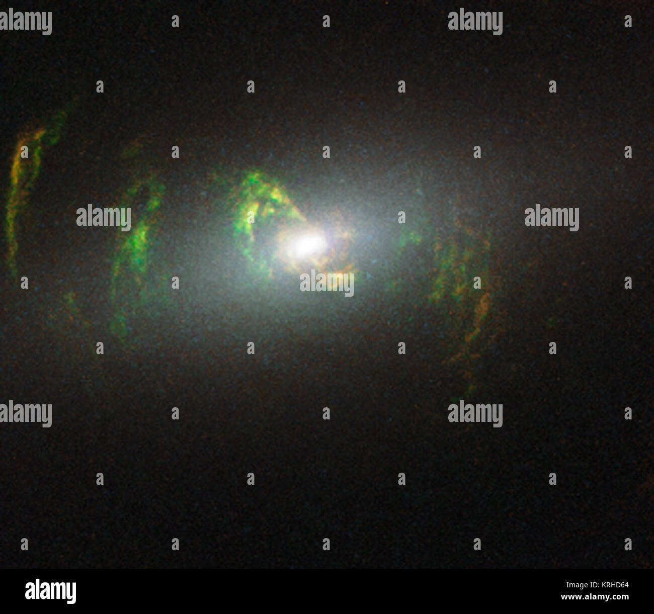 Diese neue NASA/ESA Hubble Space Telescope Bild zeigt Geisterhafte grüne Filamente, liegen innerhalb der Galaxie NGC 5252. Dieser Faden wurde durch einen Knall der Strahlung von einem Quasar beleuchtet - eine sehr helle und kompakte Region, dass das supermassive Schwarze Loch im Zentrum seiner Heimatgalaxie umgibt. Die hellen grünen Farbton ist ein Resultat von ionisiertem Sauerstoff, der Hell in grünen Wellenlängen leuchtet. Heic 1507 f Stockfoto