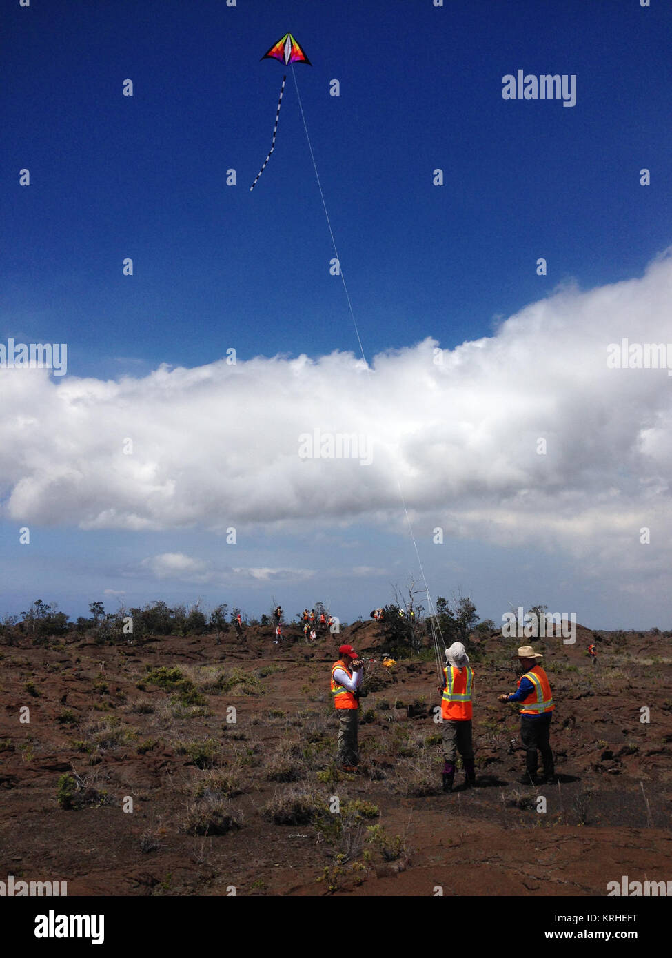 Team kite Dieser Drachen Teil des Wissenschaftlichen tool kit wurde. Es erfolgt eine Kamera, die verwendet werden können, um hochauflösende Mosaiken der Studie zu machen. Quelle: NASA/GSFC/Jakob Bleacher im Juni, fünf Studenten Journalisten aus Stony Brook University Alan Alda Zentrum für Kommunikation der Wissenschaft ihre Wanderschuhe und hydration Packs verpackt und ein NASA-finanzierten Science Team für 10 Tage auf den Lavafeldern des Kilauea, einem aktiven hawaiianischen Vulkan verbunden. Kilauea's Lavafelder sind ein idealer Ort, Geräte, die für den Einsatz auf dem Mond der Erde oder Mars entworfen, um zu prüfen, weil die vulkanische Aktivität so geformt, viel jener Terrains Stockfoto