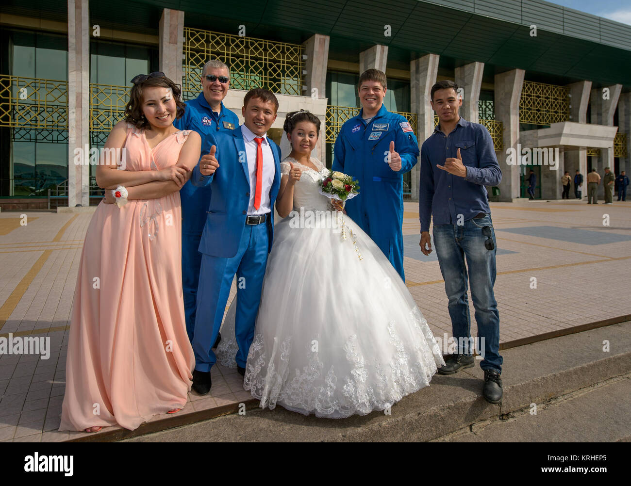 Die stellvertretende NASA International Space Station Program Manager Dan Hartman und Chef der Astronaut Office Bob Behnken werden eingeladen, in einer Gruppe Hochzeit Foto zu begleiten wenn sie am Flughafen Zhezkazgan vor der Landung Sojus mit Expedition 43 Commander Terry Virts der NASA angekommen, kosmonaut Anton Shkaplerov der russischen Föderalen Raumfahrtagentur (Roskosmos), und der italienische Astronaut Samantha Cristoforetti von der Europäischen Weltraumorganisation (ESA), Donnerstag, 11. Juni 2015. Virtz, Shkaplerov und Cristoforetti kehren nach mehr als sechs Monaten an Bord der Internationalen Raumstation, wo sie als mir serviert. Stockfoto