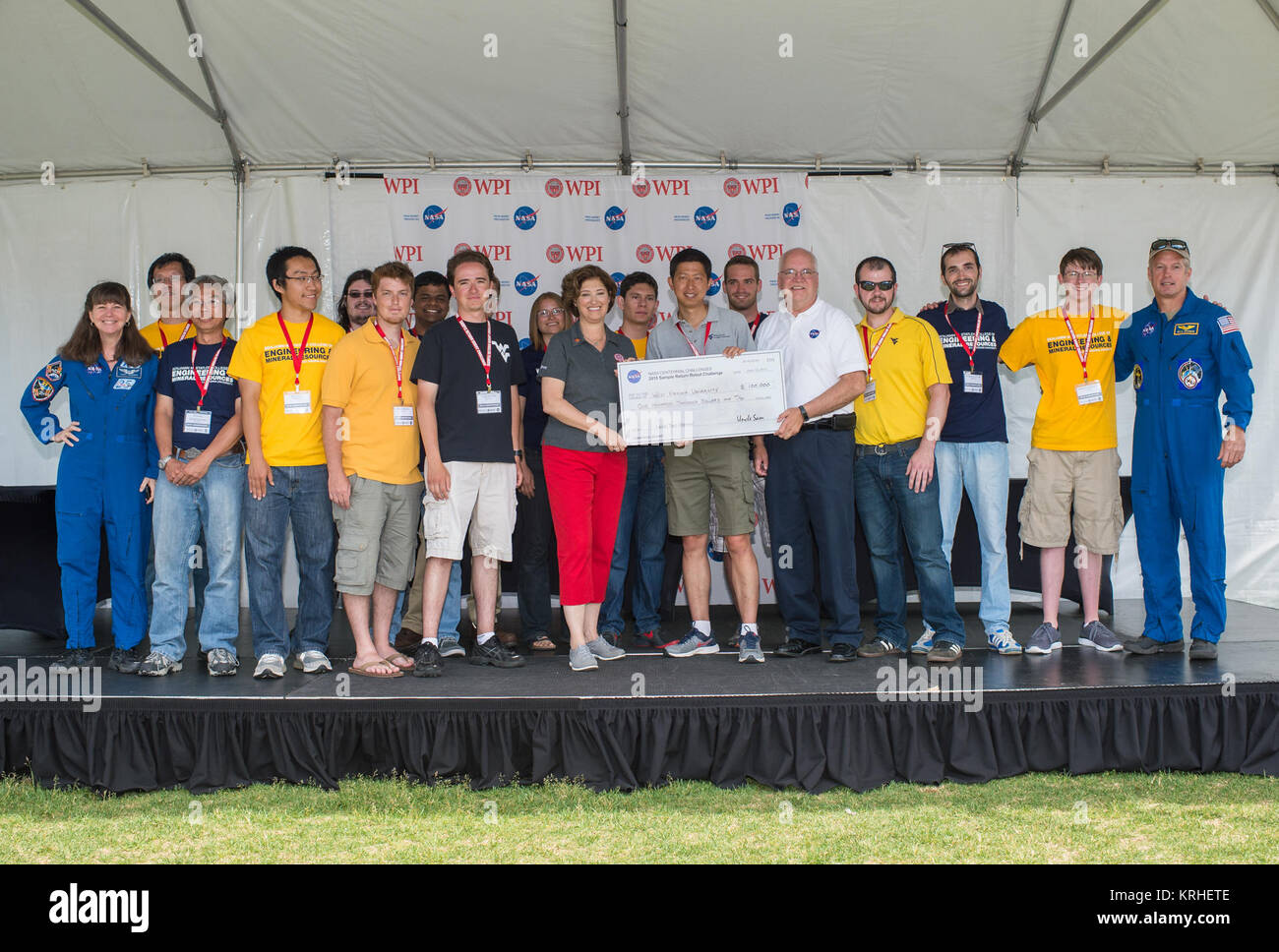 Die Bergsteiger-Team von West Virginia University akzeptieren einen Preis von $100.000 für den Abschluss der Ebene zwei Herausforderung an die 2015 Sample Return Robot Challenge von Dennis Andrucyk, Deputy associate Administrator für die Space Technology Mission Directorate im NASA-Hauptquartier, Samstag, 13. Juni 2015, am Worcester Polytechnic Institute (WPI) in Worcester, Mass.  Die Bergsteiger-Team sind Yu Gu, Jared Strader, Scott Harper, Nicholas Ohi, Kyle Lassak, Alexander Hypes, Boyi Hu, Matthew Gramlich, Lisa Kogan, Edmundo Salgado Martinez, Marvin Cheng, Tanmay Mandal, Rahul Kavi, Stéphane D'your Stockfoto