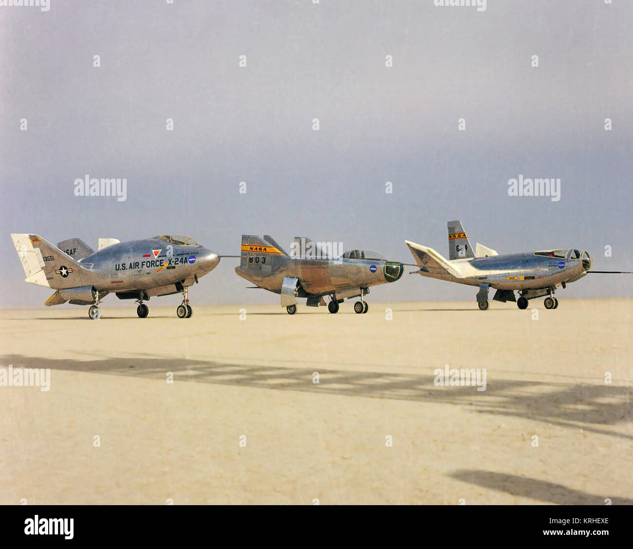 ECN-2353 Die Flügellosen, Hebezeuge Flugzeugs sitzen auf Rogers Dry Lake an, was jetzt die NASA Dryden Flight Research Center, Edwards, Kalifornien, von links nach rechts sind die X-24 A, M2-F3 und das HL-10. Die Aufhebung Körper Flugzeuge untersucht die Machbarkeit von Manövrieren und Landung ein aerodynamisches Profil für die wiedereinreise von Raum. Diese heben Körper waren, durch eine B-52 Mutter Schiff gestartet, flog dann von Ihrer eigenen Raketentriebwerken angetrieben, bevor Sie einem ausgeschalteten Anflug und Landung. Sie halfen, das Konzept, dass ein Space Shuttle genaue Landungen ohne Strom machen könnte zu validieren. Die X-24 ein fle Stockfoto