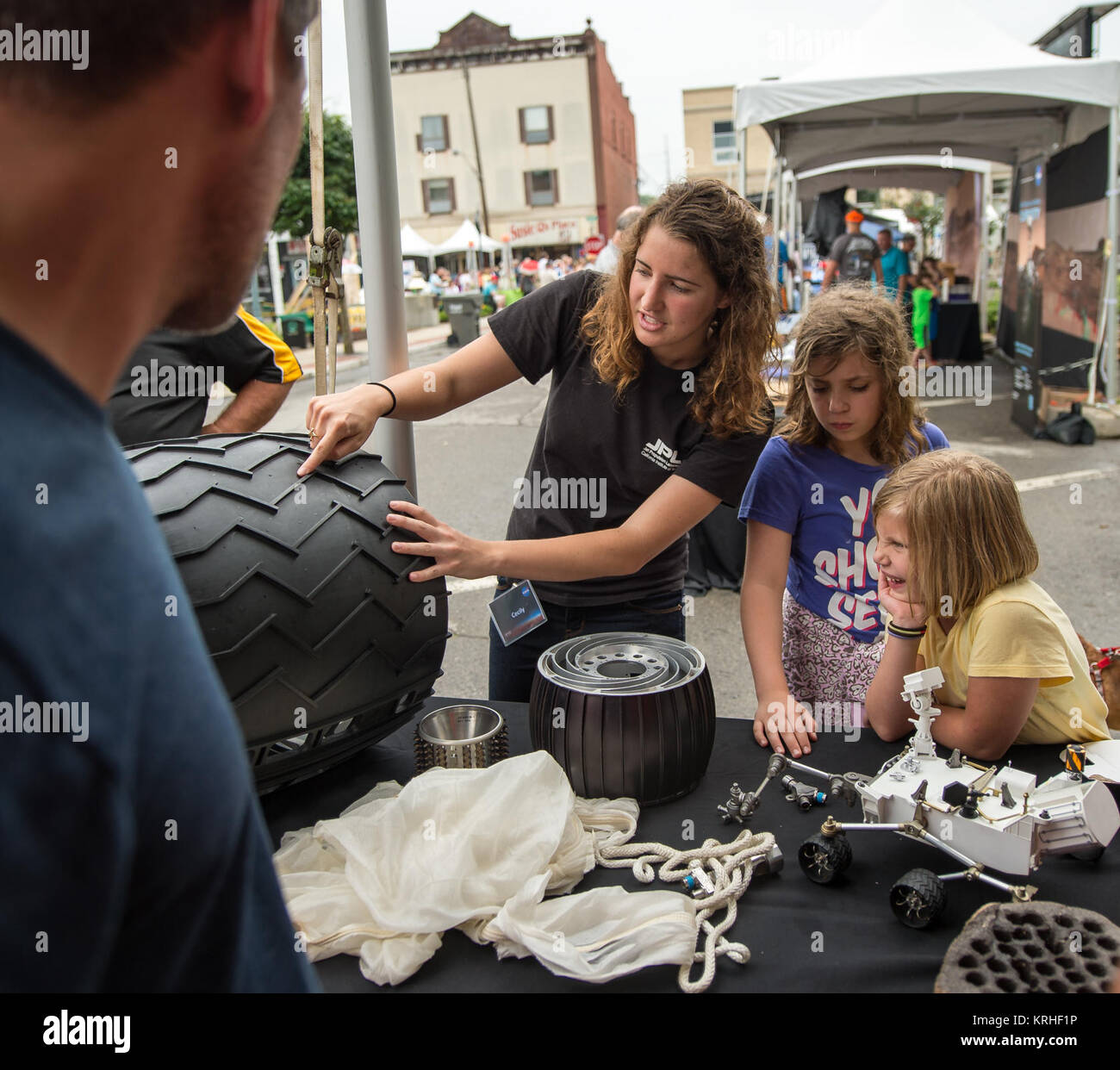 Ein Jet Propulsion Laboratory (JPL) der NASA Mitarbeiter zeigt den Kindern, die Reifen auf den Mars Rover während der Feier des Mars neues Jahr Samstag, 20. Juni 2015, Mars, Pennsylvania verwendet. Die Stadt ist Gastgeber für drei Tage von Wissenschaft, Technologie, Ingenieurwesen, Kunst und Mathematik (Dampf) Aktivitäten. Photo Credit: (NASA/Bill Ingalls) Mars das Neue Jahr Feier (201506200010 HQ) Stockfoto