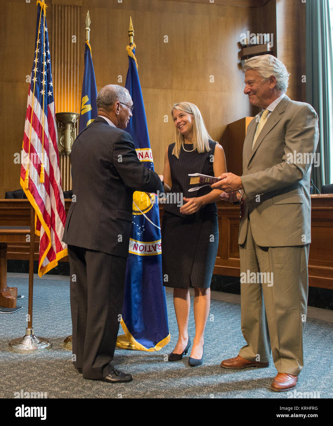 Dr. Dava J. Newman ist feierlich geschworen-in als stellvertretende NASA-Administrator von der NASA Administrator Charles Bolden, wie ihr Ehemann, Guillermo Trotti, hält die Bibel, Dienstag, 14. Juli 2015 an der Dirksen Senate Office Building in Washington. Die Veranstaltung wurde moderiert von Sen Steve Daines, R - Mont. und Senator Jon Tester, D-Mont. Photo Credit: (NASA/Joel Kowsky) Dr. Dava J. Newman zeremoniellen Swearing-In (201507140017 HQ) Stockfoto