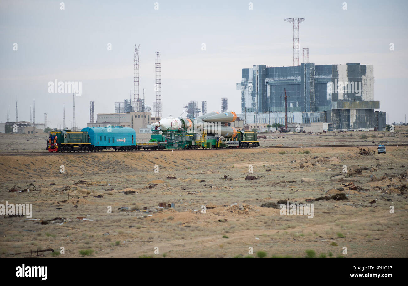 Die Sojus TMA-17 M Sonde wird an die Launch Pad mit dem Zug rollte am Montag, 20. Juli 2015 Auf dem Kosmodrom Baikonur in Kasachstan. Start der Sojus-Rakete ist für Juli 23 geplant und wird Expedition 44 Sojus Commander Oleg Kononenko der russischen Föderalen Raumfahrtagentur (Roskosmos), Flugingenieur Kjell Lindgren der NASA, und Flugingenieur Kimiya Yui der Japan Aerospace Exploration Agency (JAXA) in den Orbit Ihre fünf Monat Mission auf der Internationalen Raumstation zu beginnen. Photo Credit: (NASA/Aubrey Gemignani) Expedition 44 Rollout (201507200006 HQ) Stockfoto