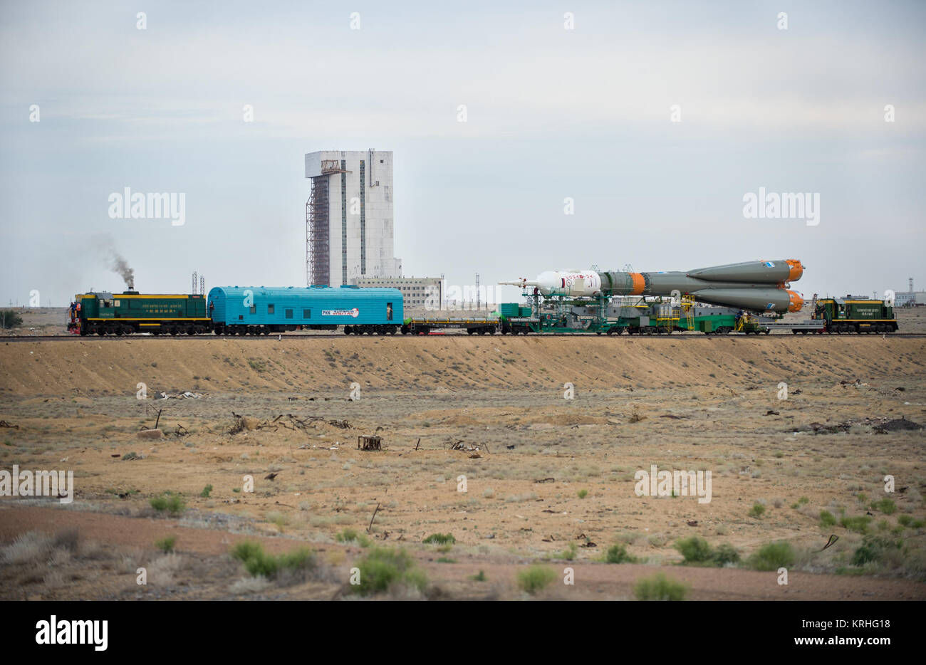 Die Sojus TMA-17 M Sonde wird an die Launch Pad mit dem Zug rollte am Montag, 20. Juli 2015 Auf dem Kosmodrom Baikonur in Kasachstan. Start der Sojus-Rakete ist für Juli 23 geplant und wird Expedition 44 Sojus Commander Oleg Kononenko der russischen Föderalen Raumfahrtagentur (Roskosmos), Flugingenieur Kjell Lindgren der NASA, und Flugingenieur Kimiya Yui der Japan Aerospace Exploration Agency (JAXA) in den Orbit Ihre fünf Monat Mission auf der Internationalen Raumstation zu beginnen. Photo Credit: (NASA/Aubrey Gemignani) Expedition 44 Rollout (201507200007 HQ) Stockfoto