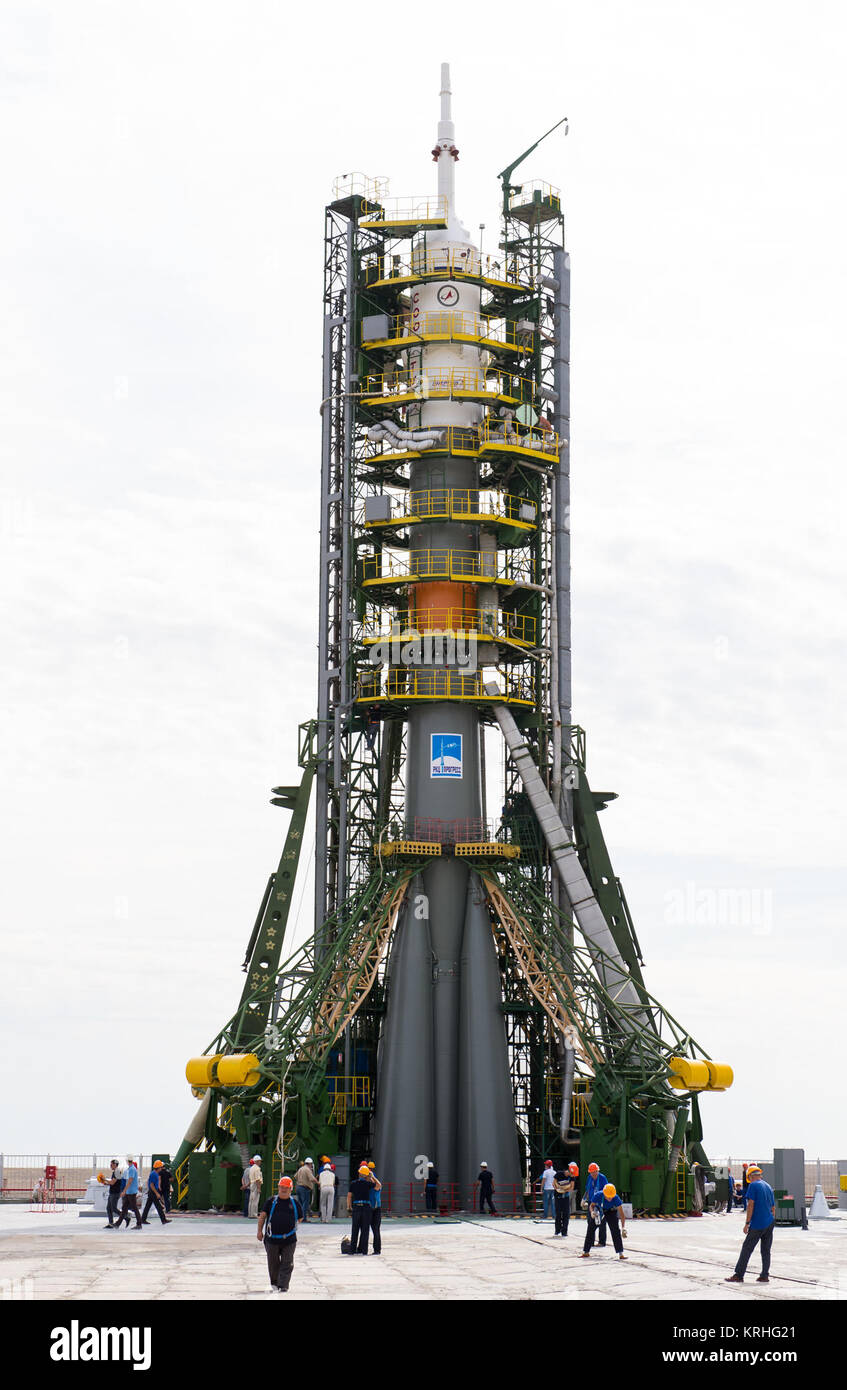 Die gantry Arme eng um die Sojus TMA-17 M Raumsonden, die die Rakete auf der Startrampe am Montag, 20. Juli 2015 Auf dem Kosmodrom Baikonur in Kasachstan. Start der Sojus-Rakete ist für Juli 23 Baikonur geplant und wird Expedition 44 Sojus Commander Oleg Kononenko der russischen Föderalen Raumfahrtagentur (Roskosmos), Flugingenieur Kjell Lindgren der NASA, und Flugingenieur Kimiya Yui der Japan Aerospace Exploration Agency (JAXA) in den Orbit Ihre fünf Monat Mission auf der Internationalen Raumstation zu beginnen. Photo Credit: (NASA/Aubrey Gemignani) Expedition 44 Rollout Stockfoto