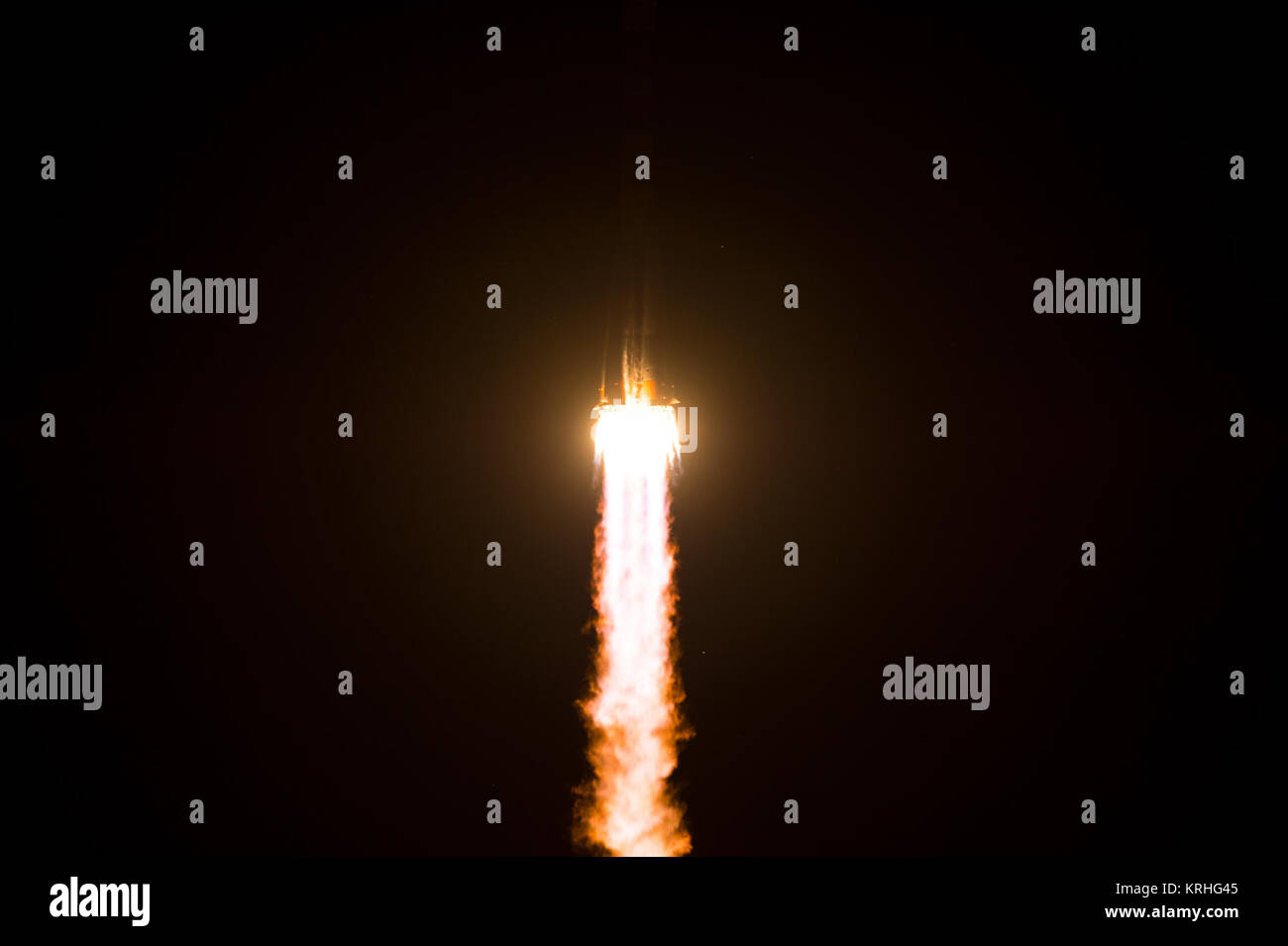 Die Sojus TMA-17 M Raketenstarts vom Kosmodrom Baikonur in Kasachstan am Donnerstag, 23. Juli die Expedition 2015 44 Sojus Commander Oleg Kononenko der russischen Föderalen Raumfahrtagentur (Roskosmos), Flugingenieur Kjell Lindgren der NASA, und Flugingenieur Kimiya Yui der Japan Aerospace Exploration Agency (JAXA) in den Orbit Ihre fünf Monat Mission auf der Internationalen Raumstation zu beginnen. (Foto: NASA/Aubrey Gemignani) Expedition 44 Starten (201507230004 HQ) Stockfoto