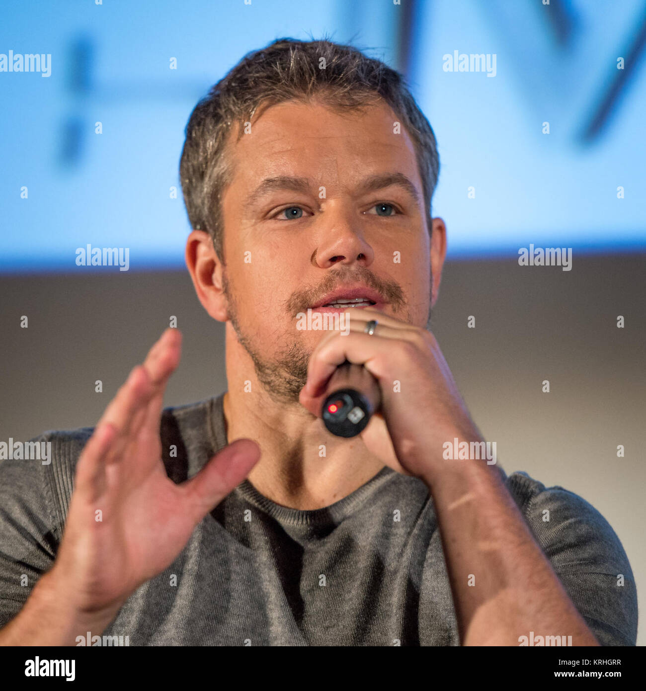 Schauspieler Matt Damon, der Sterne als NASA-Astronaut Mark Watney im Film "Der Mars", in einem Frage und Antwort Session teilnimmt, Dienstag, 12.08.18, 2015, an der United Artist Theater in La Cañada Flintridge, Kalifornien. NASA-Wissenschaftler und Ingenieure diente als technische Berater auf dem Film. Der Film porträtiert einen realistischen Blick auf das Klima und Topographie des Mars, auf NASA Daten basiert, und einige der Herausforderungen, die die NASA Gesichter, als wir für die Erforschung des Roten Planeten im Jahr 2030 s vorbereiten. Photo Credit: (NASA/Bill Ingalls) NASA Reise zum Mars und E 2809 CThe Mars 22 (201508180006 HQ) Stockfoto