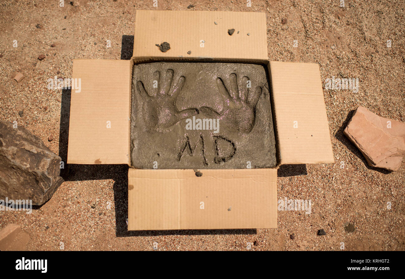 Die Seite druckt und Initialen der Schauspieler Matt Damon, der Sterne als NASA-Astronaut Mark Watney im Film "Der Mars", in frischem Zement am Jet Propulsion Laboratory (JPL) Mars Hof, Dienstag, 12.08.18, 2015 gesehen werden, bei der JPL in Pasadena, Kalifornien. Während beim JPL Damon Treffen mit NASA-Wissenschaftler und Ingenieure, die als technische Berater auf dem Film serviert. Der Film porträtiert einen realistischen Blick auf das Klima und Topographie des Mars, auf NASA Daten basiert, und einige der Herausforderungen, die die NASA Gesichter, als wir für die Erforschung des Roten Planeten im Jahr 2030 s vorbereiten. Photo Credit: (NASA/Bill Ingalls) NASA Stockfoto