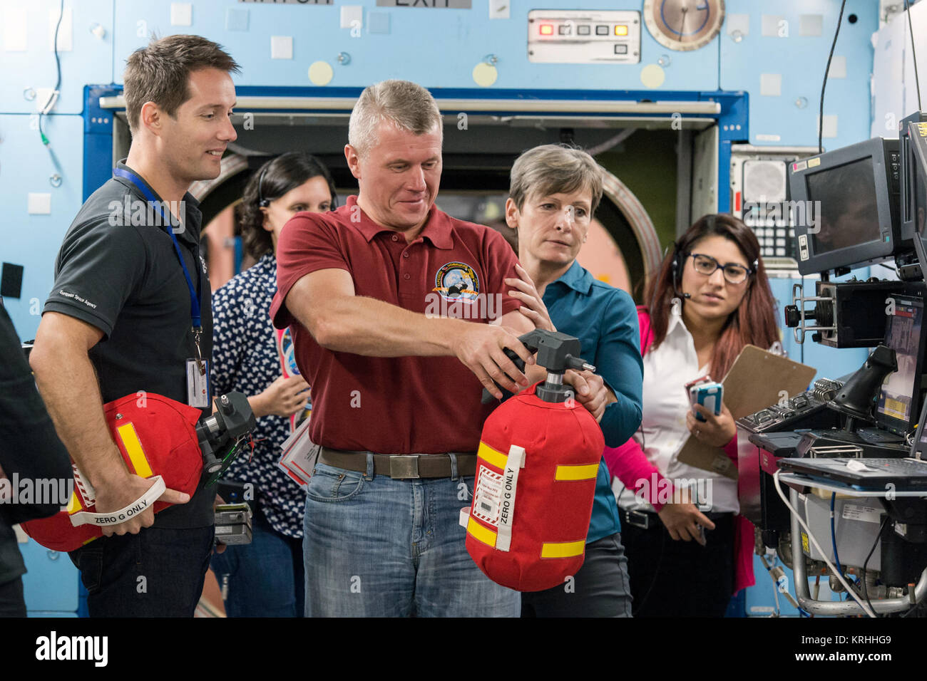 Foto DATUM: 15 September 2015 STANDORT: Gebäude. 9 NW-SVMTF - ISS-Mockup Trainer betrifft: Expedition 50/51 Besatzungsmitglieder Peggy Whitson, Thomas Pesquet und Oleg Novitsky während des Brandes Szene allgemeine Ausbildung. Fotograf: Markus Sowa Sojus MS-03 Crew während der Feuerszene allgemeine Ausbildung im JSC (1) Stockfoto