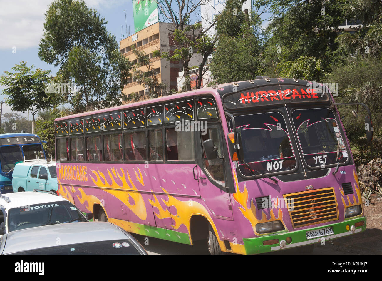 Bunte traditionelle Sammeltaxis oder Matatu-Busse in der Hauptstadt Kenias, Nairobi, Ostafrika Stockfoto