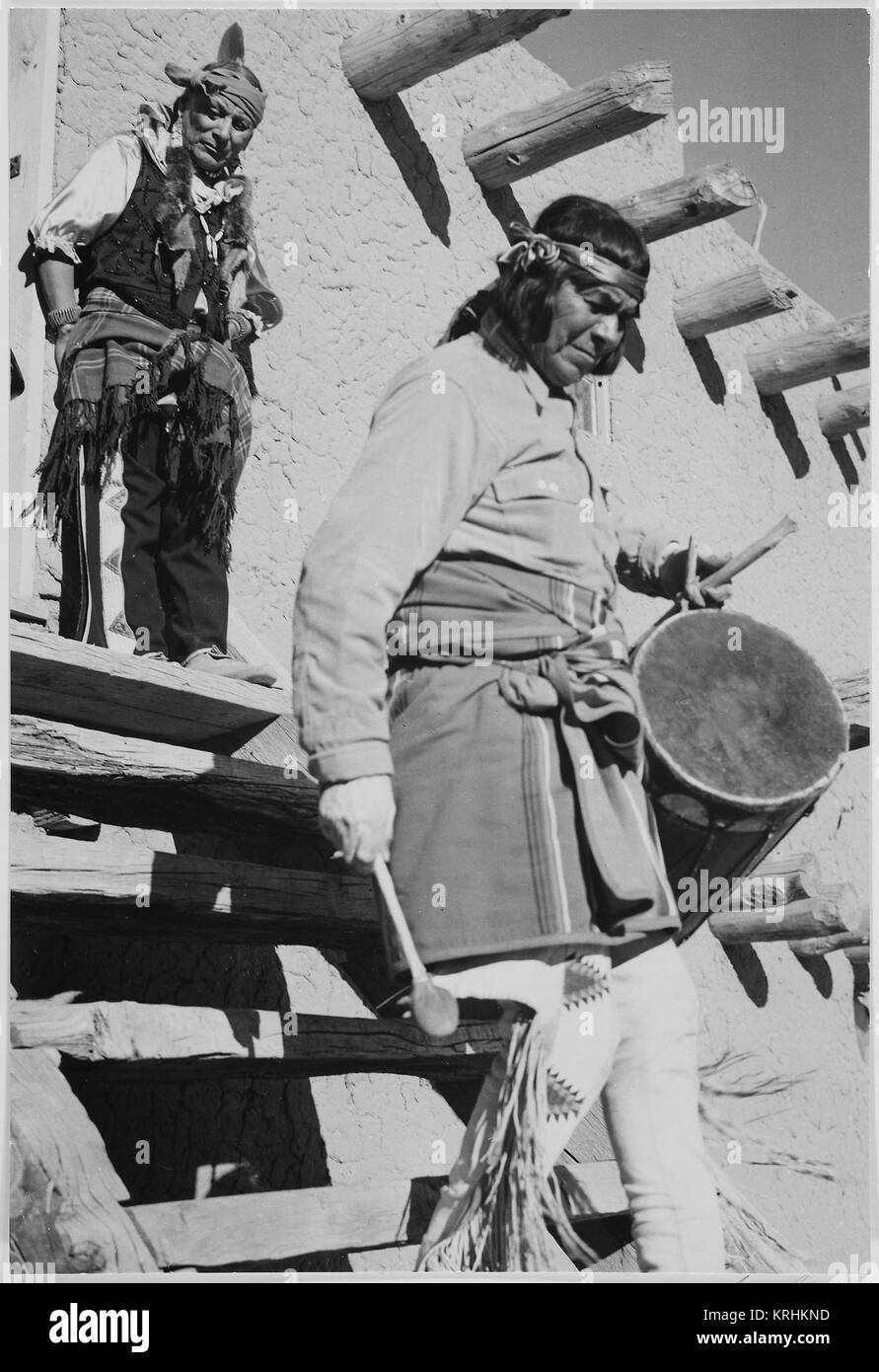 Indische absteigend Holztreppe mit Trommel eine andere im Hintergrund Blick auf 'Dance San Ildefonso Pueblo New Mexico 1942.' (vertikale Ausrichtung) 1942 Stockfoto