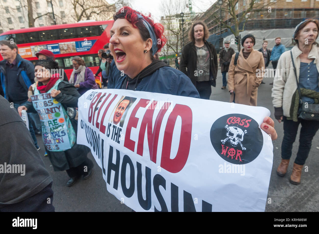 Lisa McKenzie's Holding Klasse Krieg' Diese Rechnung ist das Ende der Sozialwohnungen' auf Whitehall in Downing St in Demonstration gegen das Gehäuse Gesetzentwurf im Parlament, die darauf abzielt, den sozialen Wohnungsbau zu Ende diskutiert werden. Stockfoto