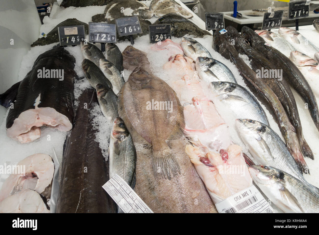 Auswahl an frischem Fisch auf Eis in einem spanischen Supermarkt Stockfoto