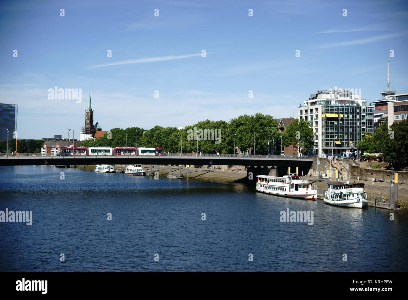 Der Blick über den Fluss Weser und die Stadt Bremen mit Gebäuden und Infrastruktur. Stockfoto