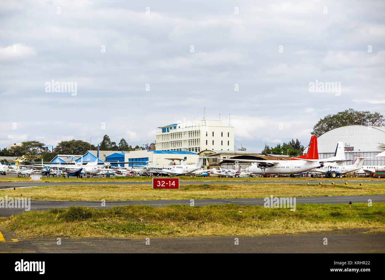 Flugzeuge am Wilson Airport, dem lokalen Flughafen in Nairobi geparkt, für Inlandsflüge in die Masai Mara, Kenia Stockfoto