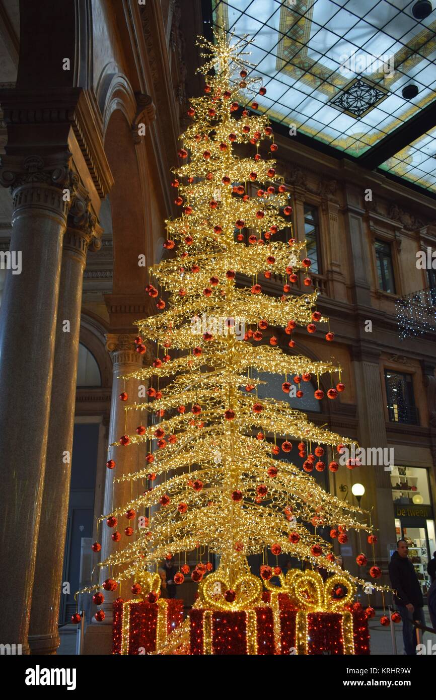 Leuchtenden Weihnachtsbaum im Alberto Sordi arcade Stockfoto