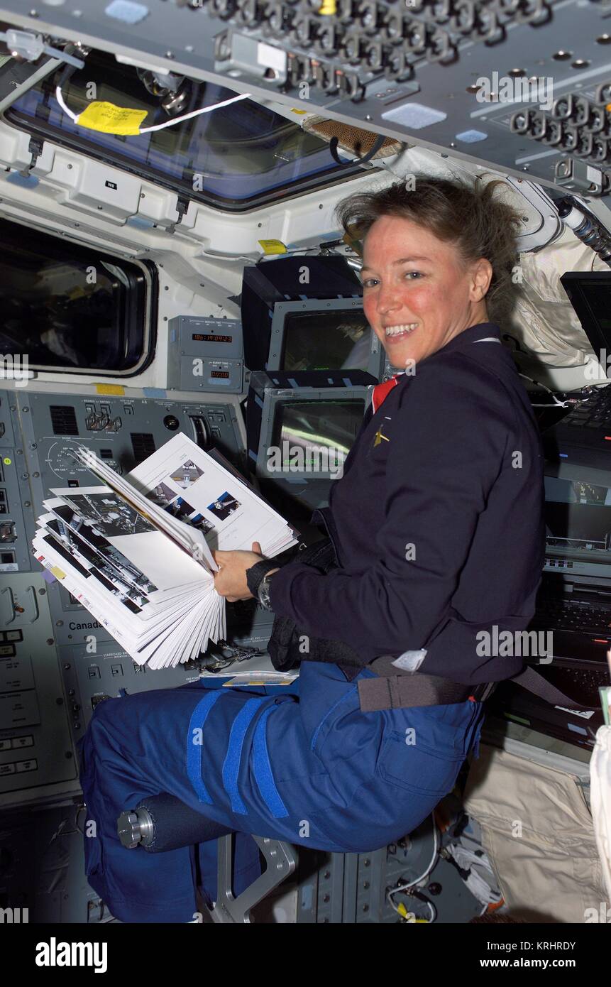 NASA Space Shuttle Discovery Internationale Raumstation Mission STS-121 prime Besatzungsmitglied amerikanische Astronautin Lisa Nowak arbeitet im aft Flight Deck 5. Juli 2006 in der Erdumlaufbahn. Stockfoto