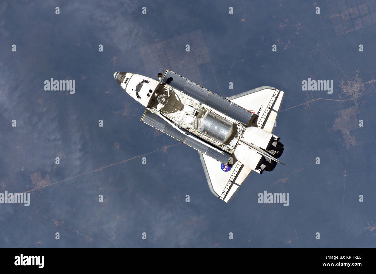 Das NASA Space Shuttle Discovery fliegt in der Nähe der Internationalen Raumstation vor dem Andocken während der STS-121-Mission vom 6. Juli 2006 in der Erdumlaufbahn. Stockfoto