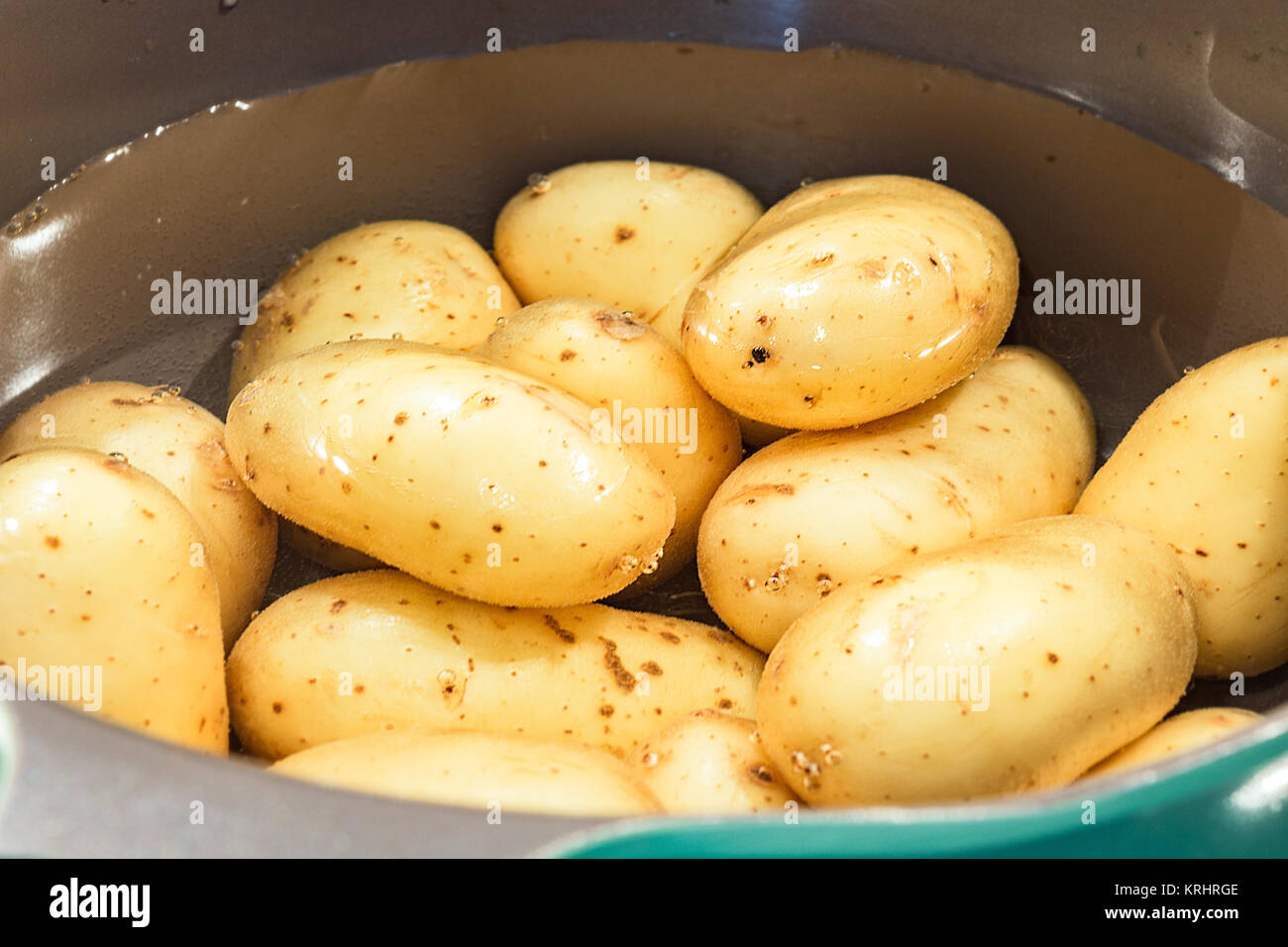 Baby Kartoffeln in einem Topf dünsten Nahaufnahme. Stockfoto