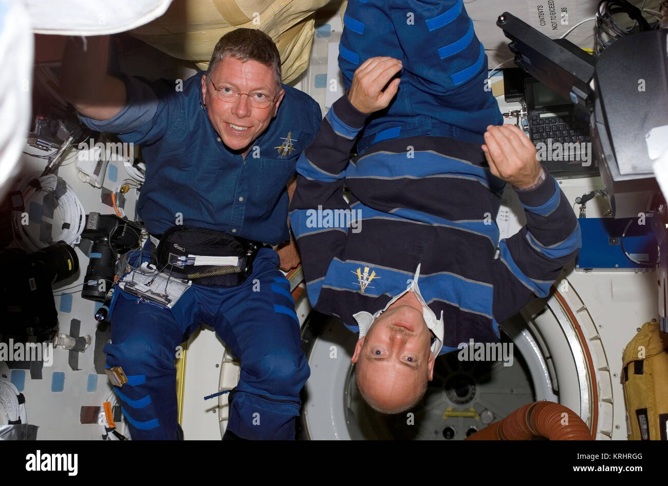 NASA Space Shuttle Discovery Internationale Raumstation Mission STS-121 prime Besatzungsmitglieder amerikanischen Astronauten Michael Fossum (links) und Mark Kelly Schwimmer im Discovery middeck Juli 6, 2006 in der Erdumlaufbahn. Stockfoto