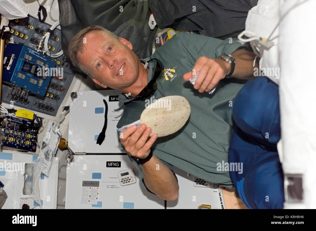NASA Space Shuttle Discovery Internationale Raumstation Mission STS-121 prime Besatzungsmitglied amerikanischen Astronauten Steven Lindsey isst eine Mahlzeit an Bord der Discovery 6. Juli 2006 in der Erdumlaufbahn. Stockfoto