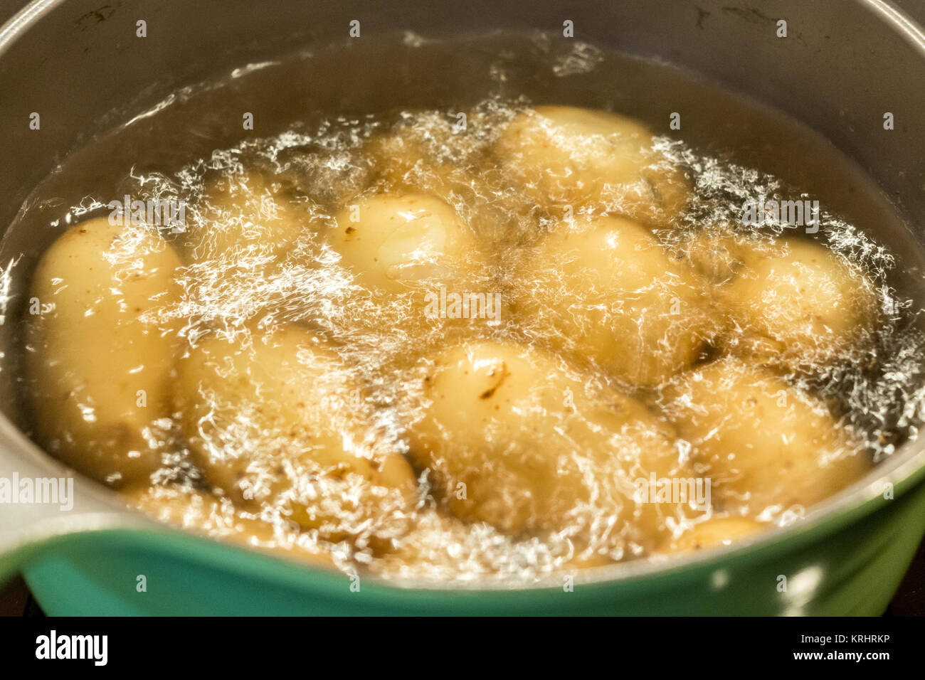 Baby Kartoffeln kochen in ein eintopfgericht Pot, Nahaufnahme. Stockfoto