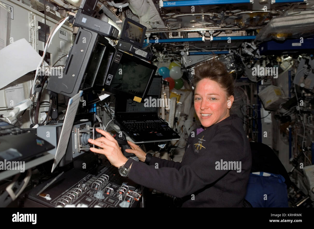 NASA Space Shuttle Discovery Internationale Raumstation Mission STS-121 prime Besatzungsmitglied amerikanische Astronautin Lisa Nowak arbeitet mit dem Roboterarm Canadarm2. In der ISS-Labor Destiny 12. Juli 2006 in der Erdumlaufbahn. Stockfoto