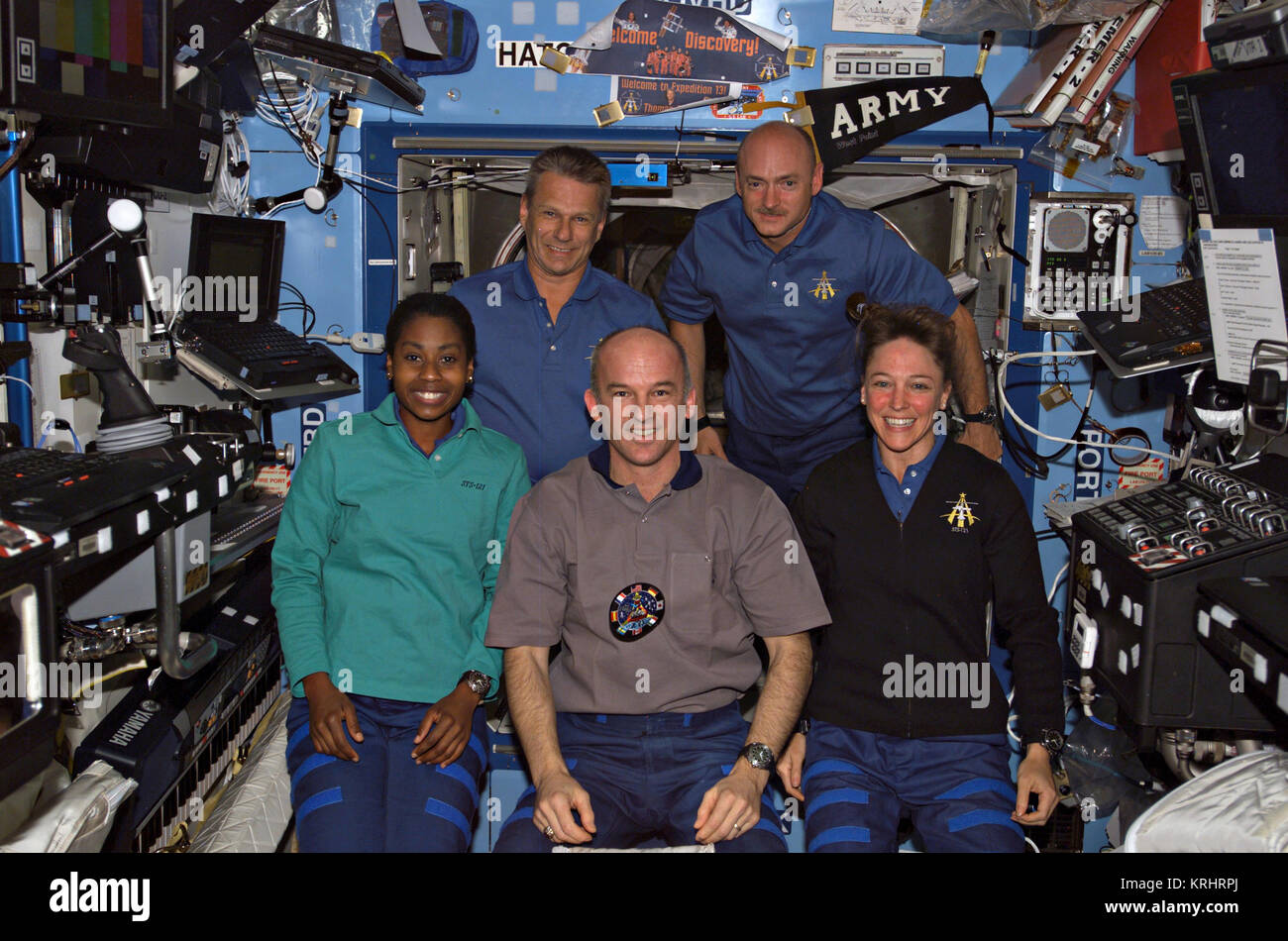 NASA Space Shuttle Discovery Internationale Raumstation Mission STS-121 prime Besatzungsmitglied amerikanische Astronaut (vorne, L-R) Stephanie Wilson, Expedition 13 prime Besatzungsmitglied US-Astronauten Jeffrey Williams, und STS-121 prime Besatzungsmitglieder amerikanische Astronautin Lisa Nowak, (L - R) Piers Sellers und Mark Kelly für ein Gruppenfoto in der ISS-Labor Destiny 14. Juli 2006, in der Erdumlaufbahn darstellen. Stockfoto