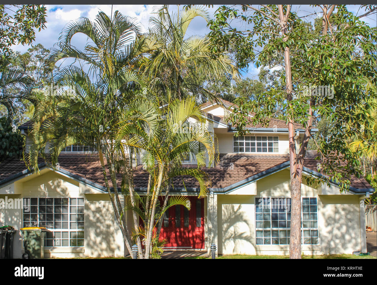 Typische Suburban House außerhalb Brisbane Australien mit Gummi Bäume und Palmen an einem schönen Sommertag Stockfoto