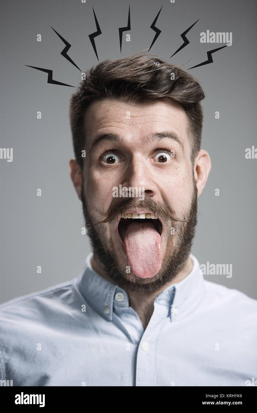 Die Zunge hängt heraus Mann Stockfoto