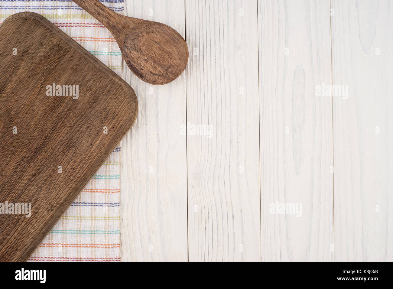 Schneidebrett und ein Löffel auf eine Küche Serviette auf alten Holztisch. Stockfoto