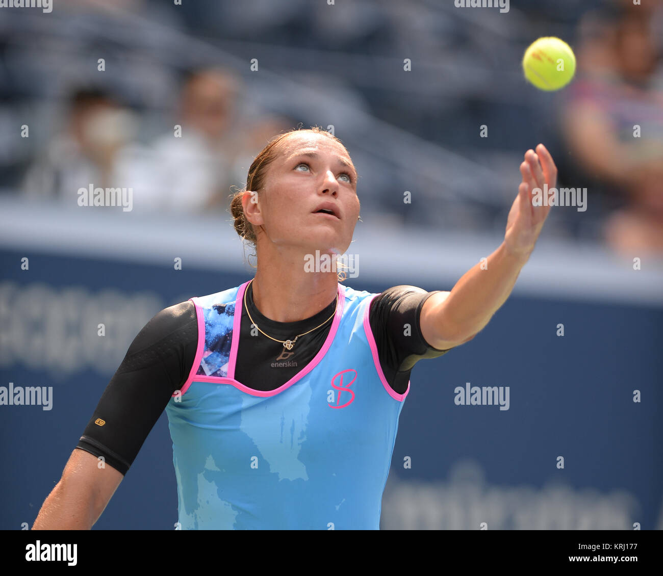 FLUSHING NY-SEPTEMBER 03: Simona Halep Vs Kateryna Bondarenko auf Arthur Ashe Stadium am USTA Billie Jean King National Tennis Center am 3. September 2015 in Flushing Queens. (Foto von Larry Marano © 2015 Stockfoto
