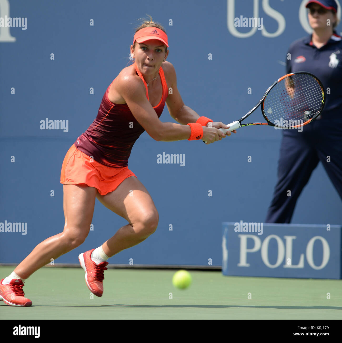 FLUSHING NY-SEPTEMBER 03: Simona Halep Vs Kateryna Bondarenko auf Arthur Ashe Stadium am USTA Billie Jean King National Tennis Center am 3. September 2015 in Flushing Queens. (Foto von Larry Marano © 2015 Stockfoto