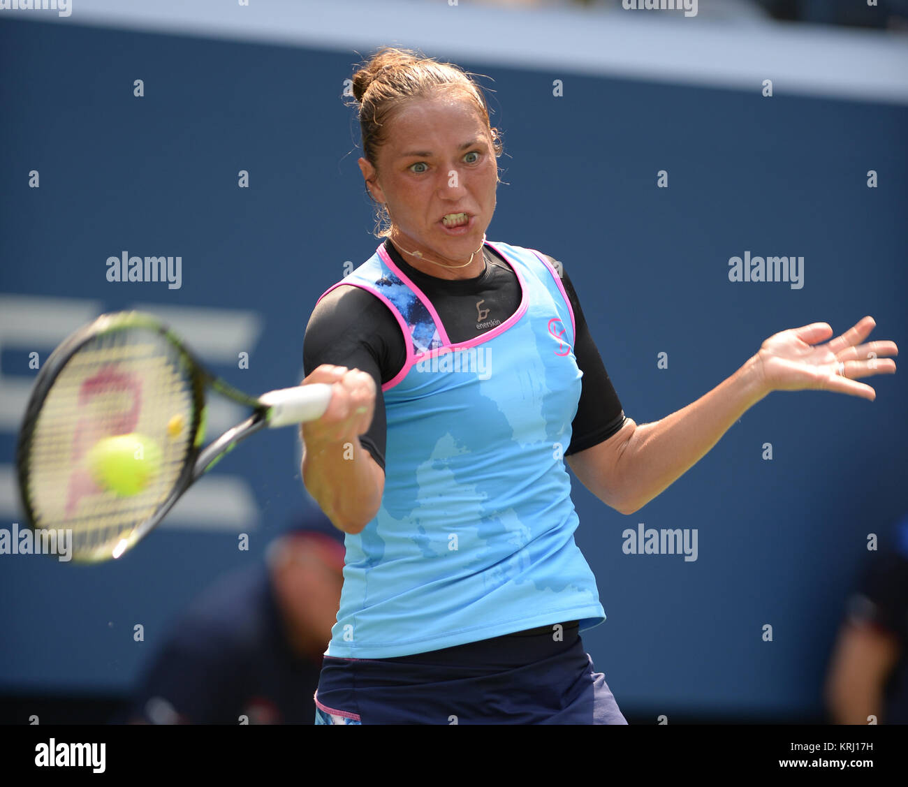 FLUSHING NY-SEPTEMBER 03: Simona Halep Vs Kateryna Bondarenko auf Arthur Ashe Stadium am USTA Billie Jean King National Tennis Center am 3. September 2015 in Flushing Queens. (Foto von Larry Marano © 2015 Stockfoto