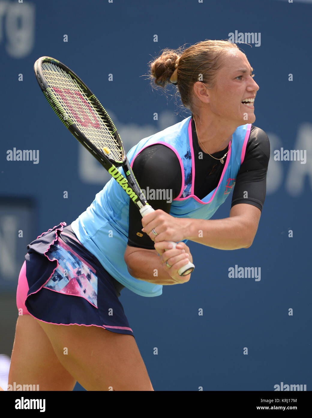 FLUSHING NY-SEPTEMBER 03: Simona Halep Vs Kateryna Bondarenko auf Arthur Ashe Stadium am USTA Billie Jean King National Tennis Center am 3. September 2015 in Flushing Queens. (Foto von Larry Marano © 2015 Stockfoto