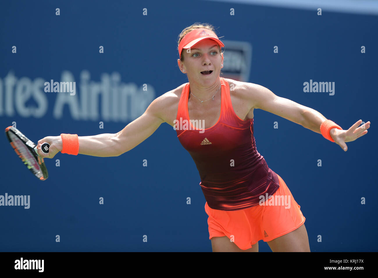 FLUSHING NY-SEPTEMBER 03: Simona Halep Vs Kateryna Bondarenko auf Arthur Ashe Stadium am USTA Billie Jean King National Tennis Center am 3. September 2015 in Flushing Queens. (Foto von Larry Marano © 2015 Stockfoto
