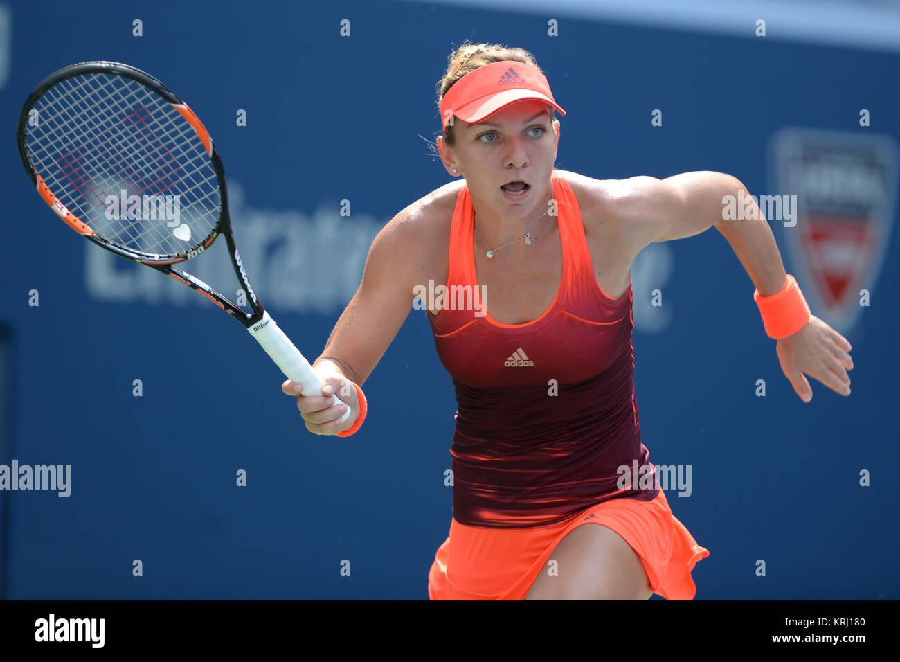 FLUSHING NY-SEPTEMBER 03: Simona Halep Vs Kateryna Bondarenko auf Arthur Ashe Stadium am USTA Billie Jean King National Tennis Center am 3. September 2015 in Flushing Queens. (Foto von Larry Marano © 2015 Stockfoto